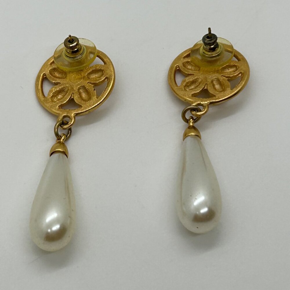Vintage Anne Klein Gold Flower Round Stud Earrings With White Faux Pearl Drops - Picture 6 of 10